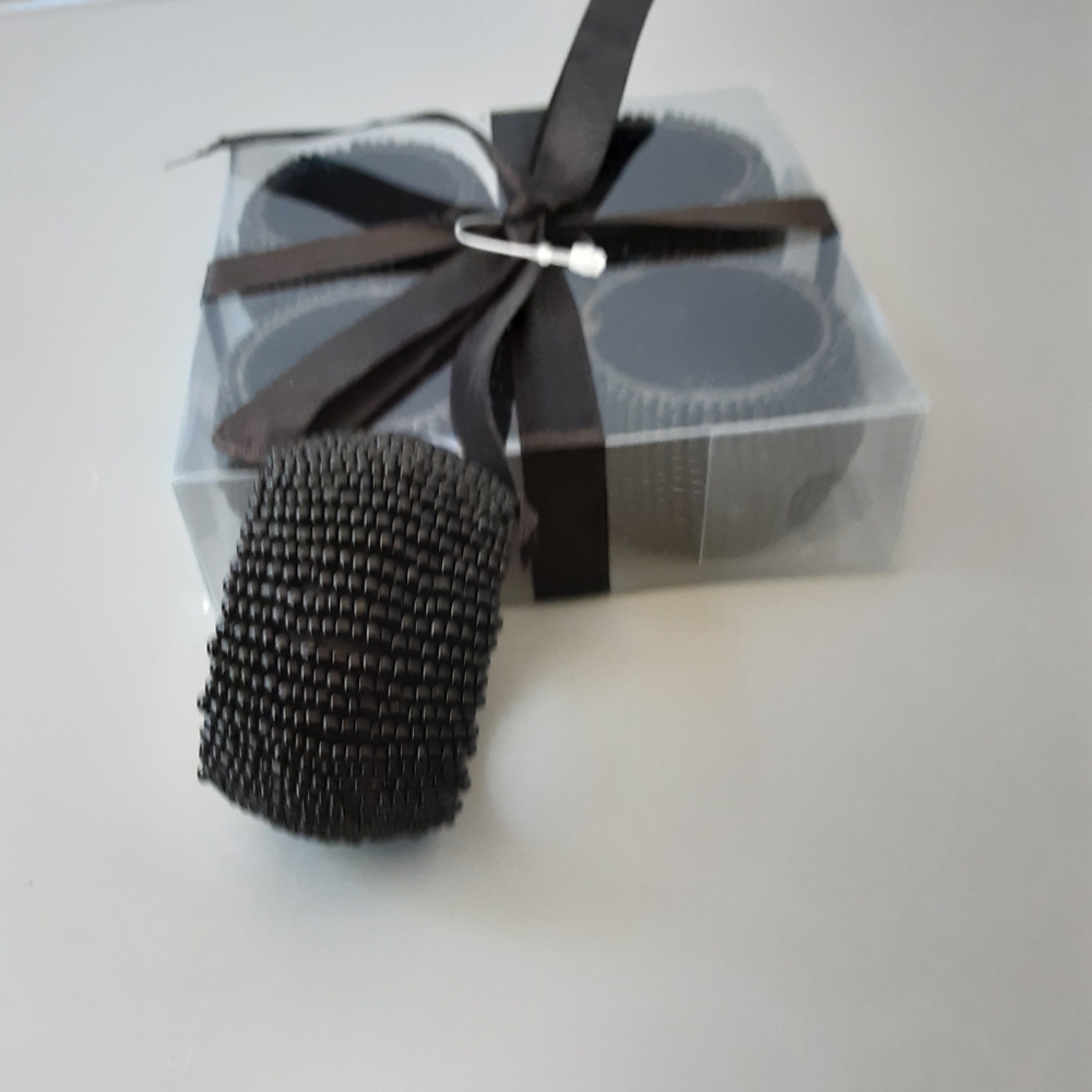 set of 4 round skull place mats and napkin holders - Picture 5 of 9